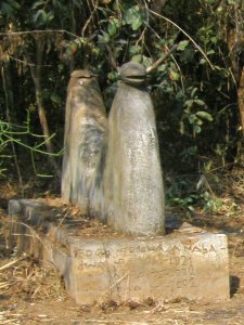 This recent gravestone has an image of Kasiyamaliro.